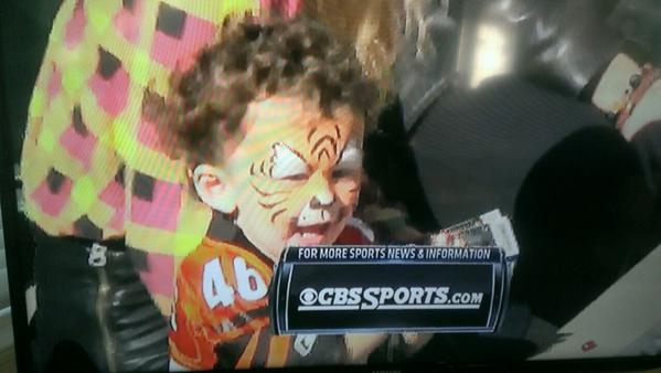 ClarkHarris46's tweet photo. My 2 yr old son got more tv time in one game than me in 7 yrs. love his face paint #longsnapperproblems http://t.co/gKFOBjaWGU