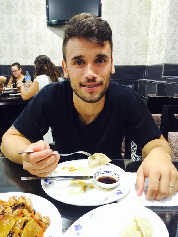 Isa_MMolina's tweet photo. Un guapo cenando @adrianespin2010 http://t.co/pHyE0w6NtX
