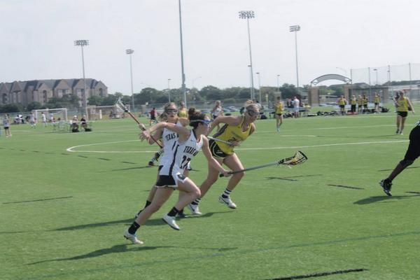 tamuwlax's tweet photo. #SCgotgame Midfielder @holly_m4  running past her defender @tamusportclubs #octoberchallenge http://t.co/gkv1t9hBEE