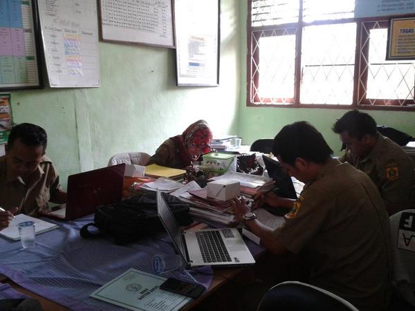 PintarCeria's tweet photo. Sesi dengan Bapak Ibu Guru kita sudah selesai, skrg waktunya coffee break dan isi kuisioner yaa :) #PintarCeria http://t.co/9OjpYcwP0I