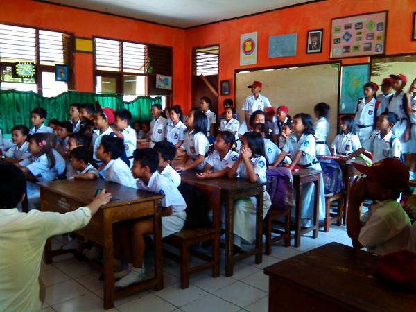 Antusiasme siswa sdn cikeas 02 menebak budaya indo #PositiveInternet #Tsel2GreatPeople