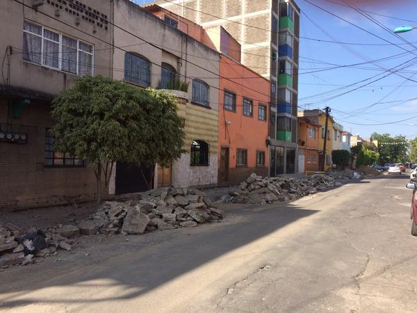 aletz79's tweet photo. Col Moctezuma rompieron banquetas dejaron asi Aurora Picasso, Dir Obras Pub se acabo el presupuesto http://t.co/Qe1ON7WCrQ"@TorresGrissel