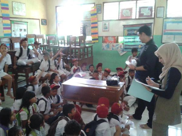 PintarCeria's tweet photo. Nah skrg kita ketemu adik-adik kita langsung di kelasnya :D yeay! #PintarCeria http://t.co/zyBRglb5yC