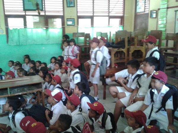 PintarCeria's tweet photo. Nah skrg kita ketemu adik-adik kita langsung di kelasnya :D yeay! #PintarCeria http://t.co/zyBRglb5yC