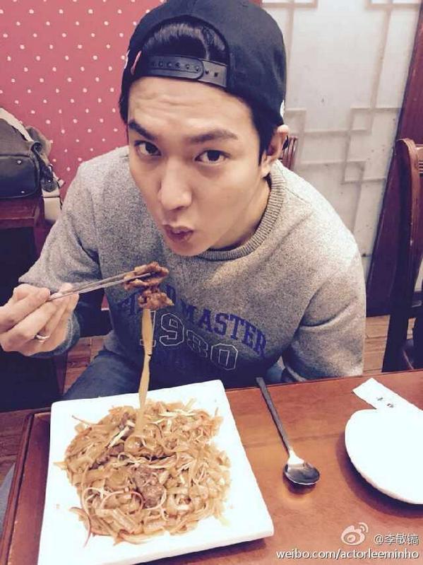 MINGGOJJING's tweet photo. 스냅백은 사랑입니다  #이민호  #웨이보  #스냅백민호 http://t.co/Thyk1Mj7f1