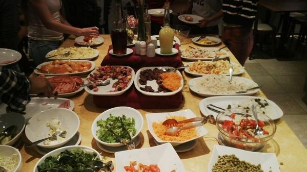 SecDeBloquePJ's tweet image. Después de un largo día a pleno, una super cena... #Bariloche #Estudiantina2014 #UnSueñoXUnSueño