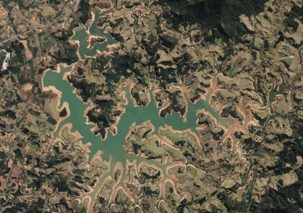dtdchange's tweet photo. Brazil's Severe Drought Dries Up Reservoirs
http://t.co/m3Tn9FLhLd #watersecurity http://t.co/rthhDrQRK6