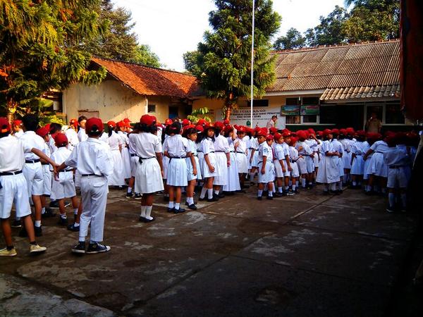 Kita sudh berada di SDN cikeas 2 buat edukasi internet  #PositiveInternet #tsel2greatpeople