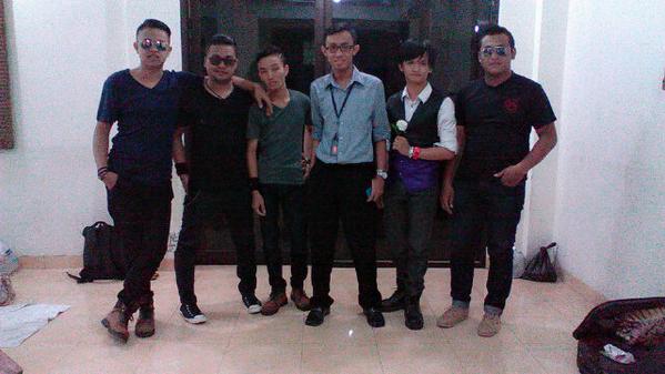 Dpiston1's tweet photo. @Dpiston1 @dpistonband  Prepare live di SMKN 1 Kalasan Jogja :)) http://t.co/G46ZMjYEyp