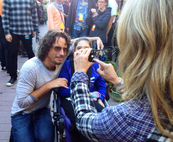 jeffreyrazura's tweet photo. my sister getting a pic of Coley with @chriscornell @soundgarden #BridgeSchoolBenefit http://t.co/7fIK3ZvZWr