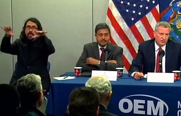 Latina_pe's tweet photo. [#VIDEO] Ébola: Intérprete de señas causa sensación en conferencia en Nueva York -->http://t.co/V3zQayZsXt http://t.co/a3m1b5AeCx