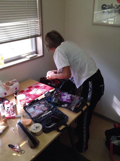 メイク終了＼(^o^)／今日もまなさんと朝から一緒でルンルンです♡ http://t.co/hskGbL2eKY