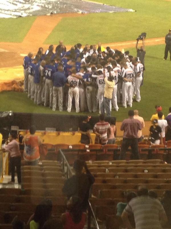LigaDomcom's tweet photo. Cuando la rivalidad se pone a un lado.. Jugadores de Licey y Aguilas se abrazan en oración por Oscar Taveras http://t.co/ekm6LpAHUm