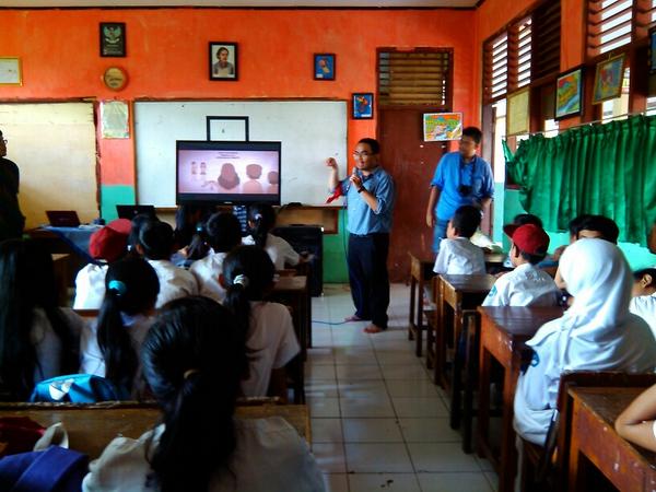 Skrg sdg berlangsung penyampaian materi ttg sjrah komunikasi di SDN Cikeas 02 #PositiveInternet #Tsel2GreatPeople