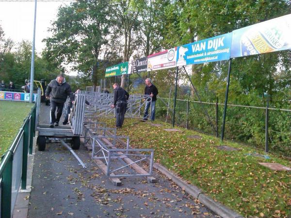 Goedemorgen hier vanaf het zonnige sportpark de bouwers zijn begonnen met de tribunes te bouwen
