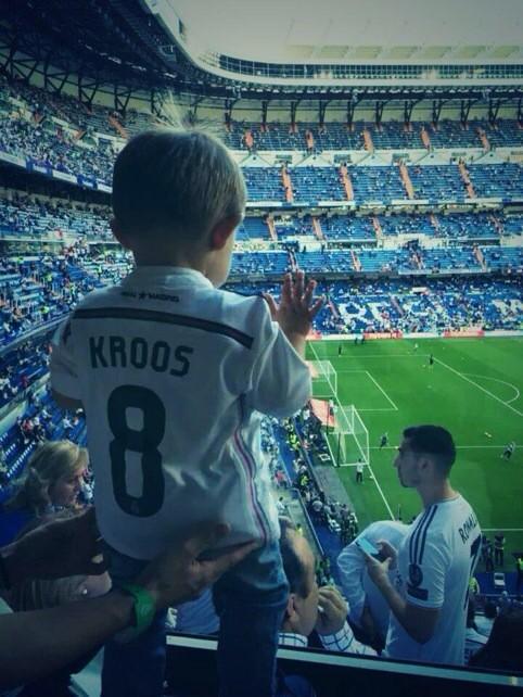 El3azif's tweet photo. إبن توني #كروس يُشاهد أبيه في كلاسيكو البرنابيو ..
#هلا_مدريد #ريال_مدريد #HalaMadrid #helloclasico http://t.co/WSLoFyUxP2