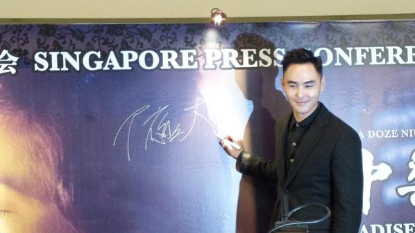 ST_LifeTweets's tweet photo. #EthanJuan lights up the stage for #ParadiseInService press con. http://t.co/B6DDEUUxSF