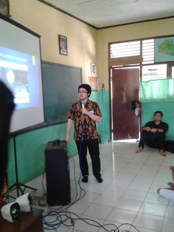 PintarCeria's tweet photo. Skrg Kak Redha mau ngajar adik-adik kita pake video-video edukasi nih. Simak yaa :) #PintarCeria http://t.co/y7aZPPizal