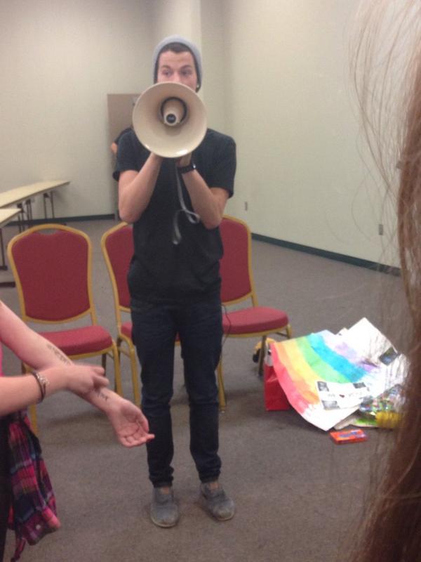 RebeccaLindbeck's tweet photo. Umm... This just happened😭😭 #taylorcaniff #rvproject #bae #misshimalready #GetBetterTaylor http://t.co/ekH9vrkVFe