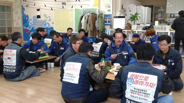 "공장으로 돌아가자!" 조끼를 입은 쌍용차의 해고자들과 함께 밥을 먹습니다.해고생활6년차.이제는 조끼와 한몸이 된듯한 그들의 등을 토닥토닥~ 마음 속으로 응원합니다.