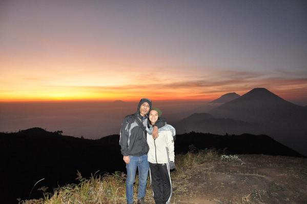 wawanDRW's tweet photo. Mt.Prau 2.565 mdpl with @Gintiii ♡ golden sunrise.. http://t.co/D7Ck9Q58fS