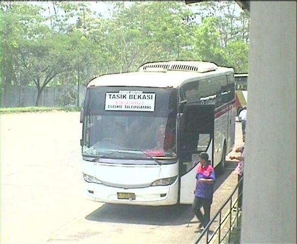 NTMCLantasPolri's tweet photo. 11.20 Keberangkatan bis di terminal Indihiang Tasikmalaya normal #RTTMC2014 @rttmchubdat http://t.co/VlzNkUEkyF