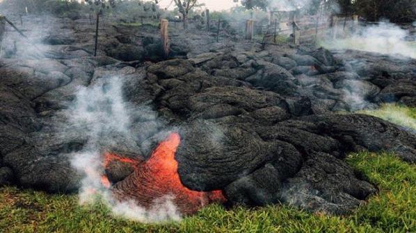 diyhacks's tweet image. Hawaii lava flow. Mother nature 😱😱