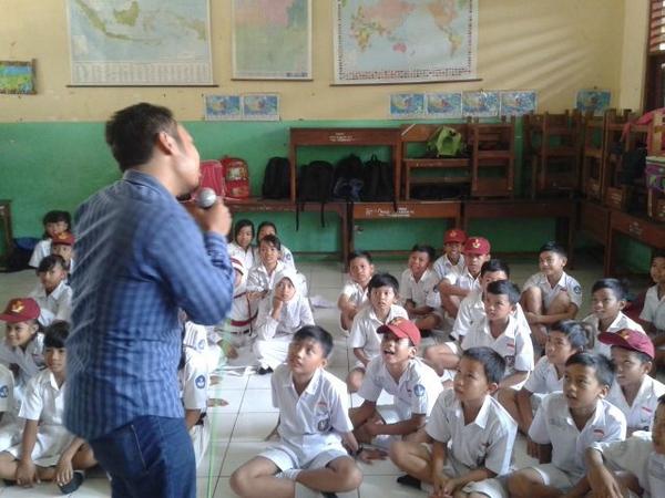 eduproject14's tweet photo. Haloo semua! Alhamduillah acara hari ini selesaaai yeeey !!! Ini antusiasme mereka :D #cintaindonesia http://t.co/VKKoOTLteX