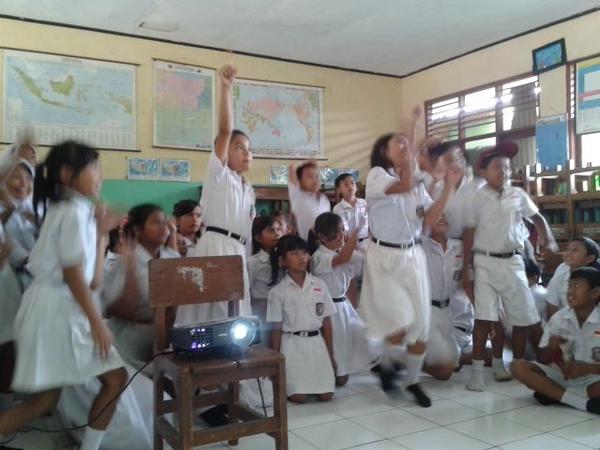 eduproject14's tweet photo. Haloo semua! Alhamduillah acara hari ini selesaaai yeeey !!! Ini antusiasme mereka :D #cintaindonesia http://t.co/VKKoOTLteX