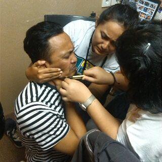 prilliaprillio's tweet photo. Heiii kokooo @mahendra_sf selamat belah duren yess! :p keren banget kmrn pake zara ama kopyah :D http://t.co/kh5vEgB5Bb