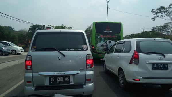 CoolRamli's tweet photo. @e100ss arah malang sebelum kebun purwosari macet cet total http://t.co/0rz2skgPoL
