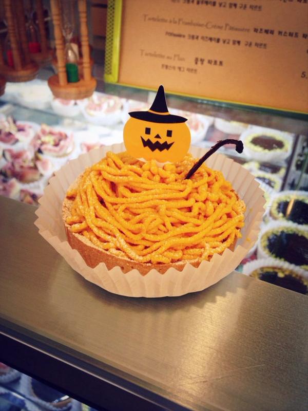 오쁘띠베르의 할로윈 특집! 단호박을 이용한 할로윈 펌킨타르트~입니당~ (≥∀≤)/ 예쁘면 리트윗~ 먹고싶으면 10월 마지막주와 11월 첫째주 사이에 서촌으로 찾아주세용~ (≥∀≤)/
