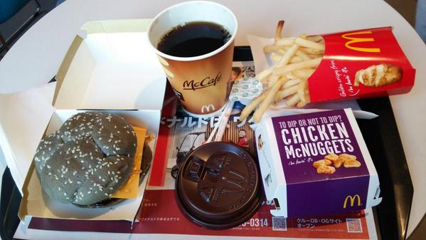 teasunn's tweet photo. イカスミバーガーのセット＋チキンマックナゲット。
イカスミ色のバンズとイカスミソースはパッと見「ゲテかな？」と思っちゃうけど、味はなかなか♪ http://t.co/JUSPCIq8AE