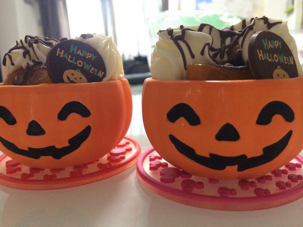 yoshipoooon's tweet photo. 東京出張土産とハッピーハロウィン♡
総重量164kgの荷物も実家に送ったし、あとは手ぶらで帰るだけ꒰✪ૢꇵ✪ૢ꒱ෆ⃛ෆ⃛ೄ http://t.co/Y6FLLR86aH