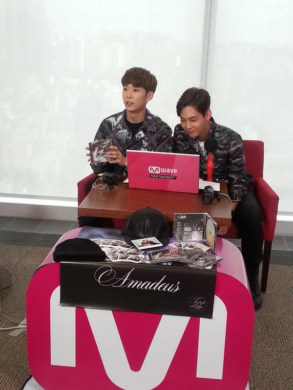 OfficialMwave's tweet photo. #Kidoh @kidoh92 is live now and talking about his solo album #SmallAlbum http://t.co/X5WpaDhWwy #toppdogg http://t.co/rHijkf4PCE