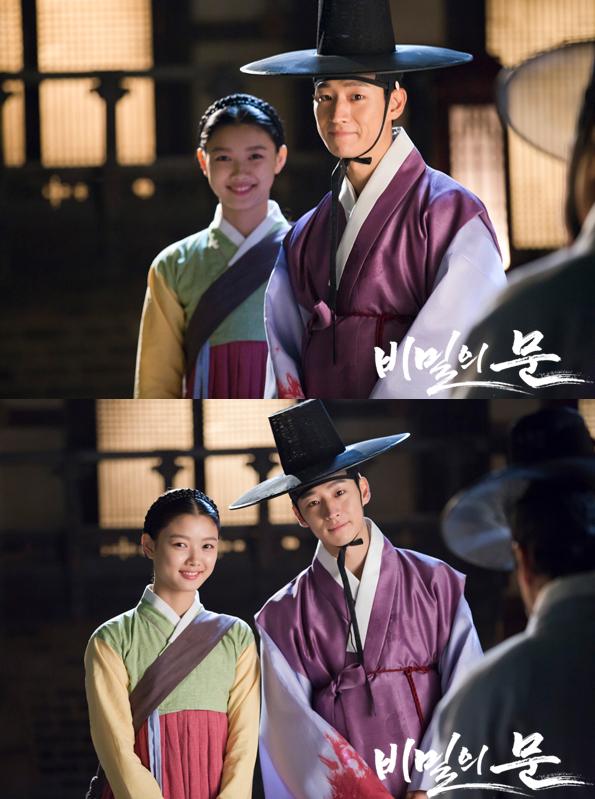 《#비밀의문》수사콤비 이선(#이제훈)과 서지담(#김유정)! goo.gl/HLnr9V 거기에 채제공(#최원영)과 장내관(#김강현)까지. 네 사람은 비밀을 풀 수 있을까요?