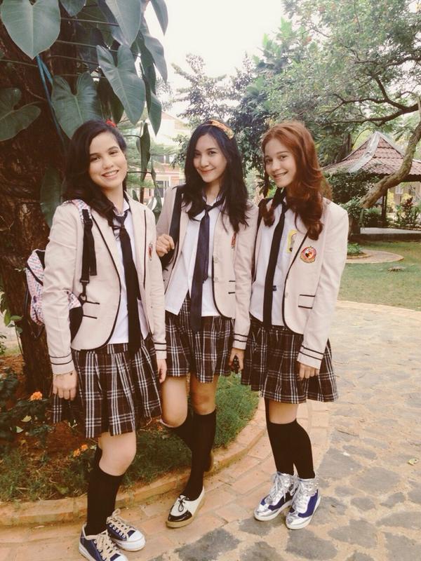 RT <a href="/sheiladaisha/">Sheila Dara Aisha - #SOREIDAMAN DI BIOSKOP 10 JULI</a>: Keliatan sebaya kan? Iya kan? IYA KAN????