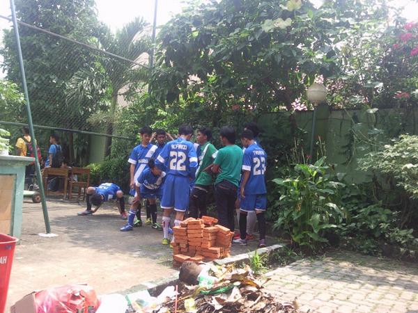 Fullgoo's tweet photo. Cowoooo msh inget ini gaaaaa? Hayo ini tanding dimana dan lawan mana? http://t.co/7ot2NCyBrI