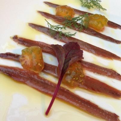 ¿Qué te parece un #aperitivo de anchoas con un poco de #tomate? Más fácil y rápido, imposible!