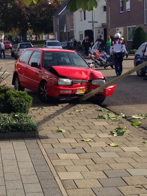 DinamiQs's tweet photo. Vluchten voor de marechaussee, en dan zo voor mijn deur parkeren :-( http://t.co/YMFAafPF4O