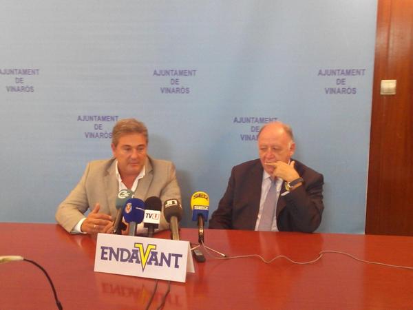 VillarrealCF's tweet photo. Estamos aquí en Vinaròs en la presentación del #Endavant Província. Vinaròs estrenará la iniciativa este domingo. http://t.co/VMXL6vuXzD