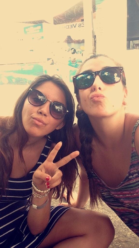 SaraSaizValero's tweet photo. Muchas felicidades otra vez, asquerosa! http://t.co/e6KbAgjfz1