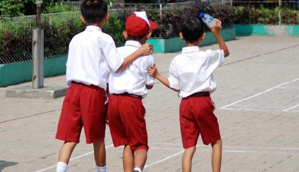 Anak SD Coba 'Sogok' Polisi Rp 5 Ribu, Karena Tertangkap Bolos Sekolah bit.ly/1tYedzm