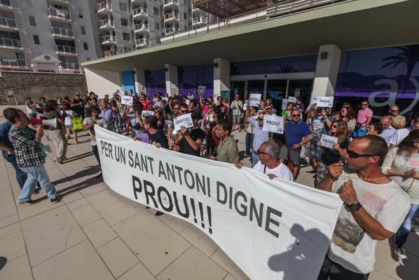 PUCeivissa's tweet photo. Portmany està despert. “Pitos y cacerolada contra la gestión del PP ...http://t.co/Kzf4mORKNl http://t.co/3G4jDKpyKX Gràcies @PropSantAntoni