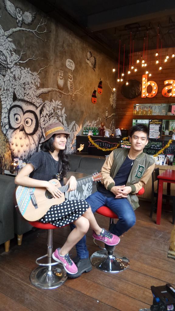 ssheinafiaz's tweet photo. Woohoo "@Zeenndhy: @breakoutnet #Breakoutnettoplist very love it and I love the host @boywilliam & @sherylsheinafia http://t.co/ANzt5wgcIn