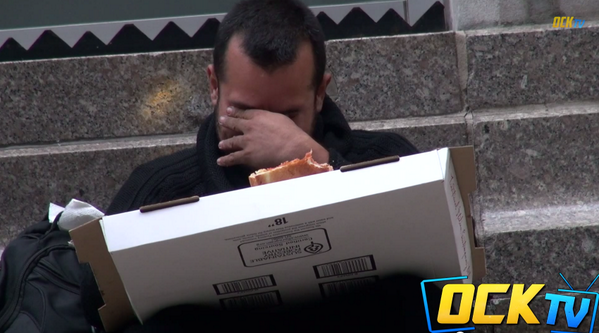 Aftonbladet's tweet photo. De frågar främlingar om pizza – alla säger nej utom mannen som är hemlös. Gripande! 
http://t.co/tYDKKAKocZ http://t.co/jII6s6Z8wo
