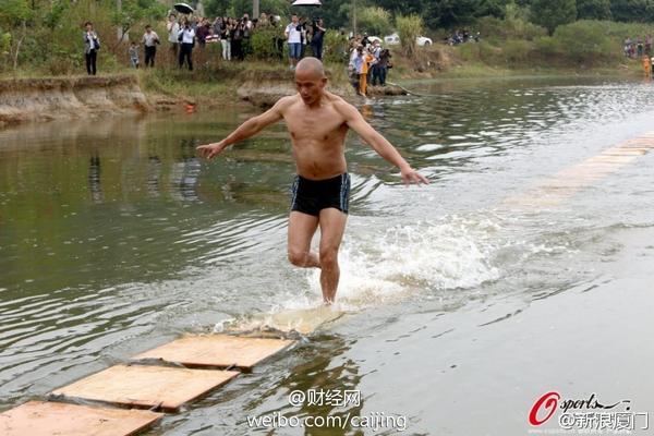 Бежать по воде песня. Монах ши Лилянь. Бежит по воде. Человек бежит по воде. Человек идет по воде.