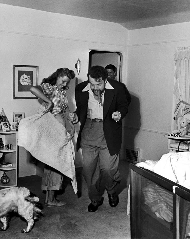 Stunning Image of Rita Hayworth and Orson Welles in 1945 