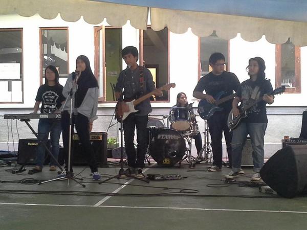 dentzmeeting's tweet image. Penampilan pertama dari @FKGUI2012. Kereeenn cekalee: D Ada @vikoaufar @BozzBernard @kei_yen @chocohazel_ dll