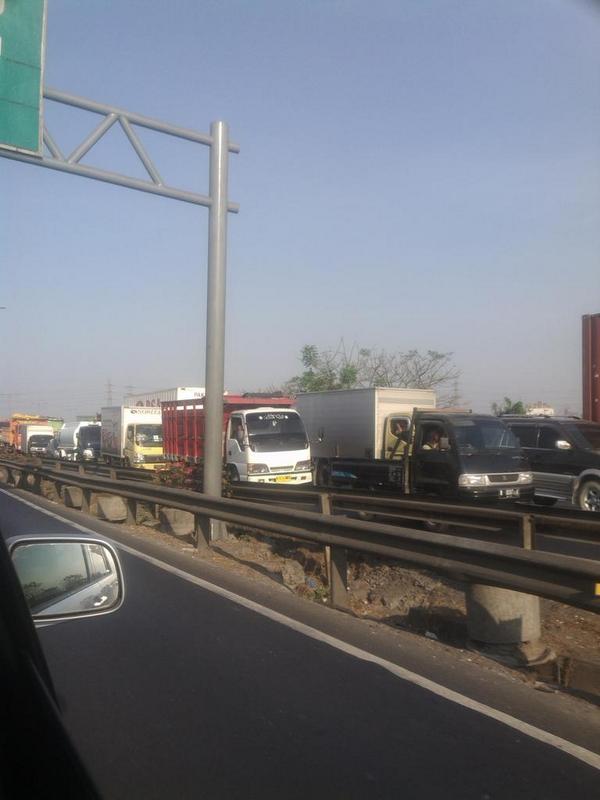 <a href="/e100ss/">Radio Suara Surabaya</a> macet dari tol demak ke arah pintu masuk tol margomulyo 15.45